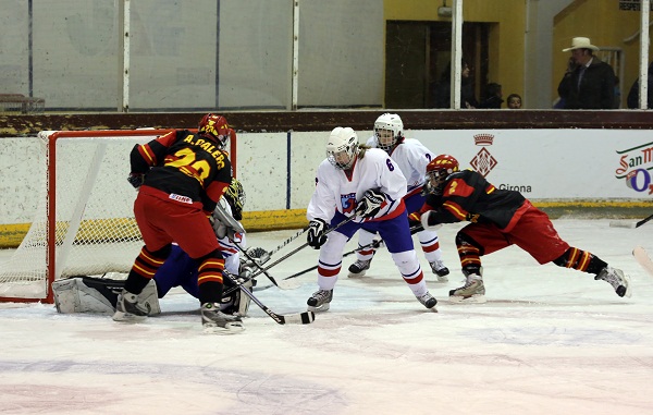 Partido Islandia 1 - España 4 de la cuarta jornada del Mundial de hockey hielo femenino Puigcerdà 2013, con el que España se ha asegurado la medalla en el campeonato. Foto: "Javier Rebolledo/FEDH"